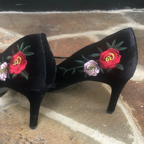 Floral Embroidered Black Pumps - Picture 5 of 13